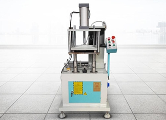 Chine Machine de fenêtre en aluminium de fraisage combiné de meneau avec 2800r/taux minimum de Ratating fournisseur