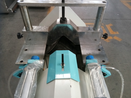 La coupe de coupure précise d'entaille en V de machine de fenêtre d'Upvc a vu faire la machine fournisseur