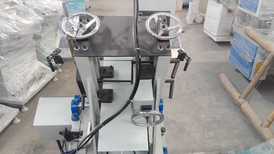 Machine automatiquement de processus de fenêtre d'UPVC pour le double fraisage de fente de l'eau d'axe fournisseur
